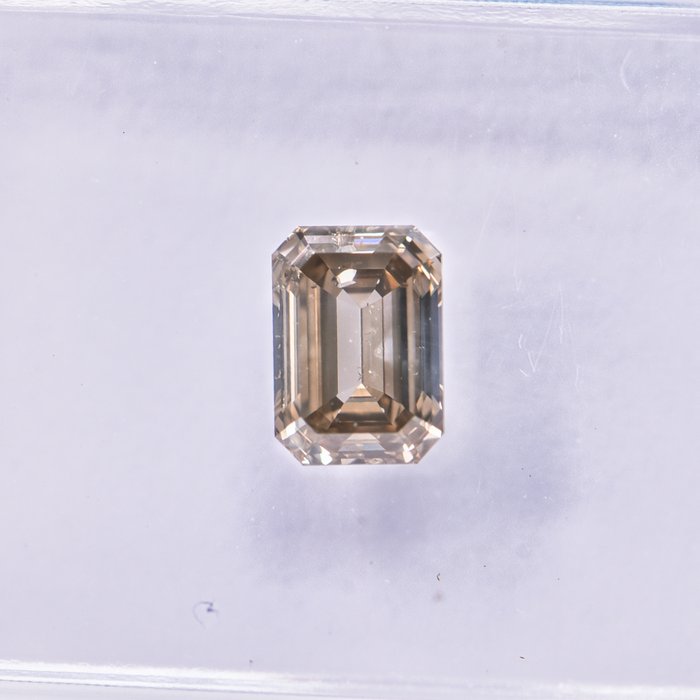 Ingen mindstepris - 1 pcs Diamant  (Naturfarvet)  - 0.64 ct - Smaragd - Fancy Brunlig Gul - SI2 - International Gemological Institute (IGI)