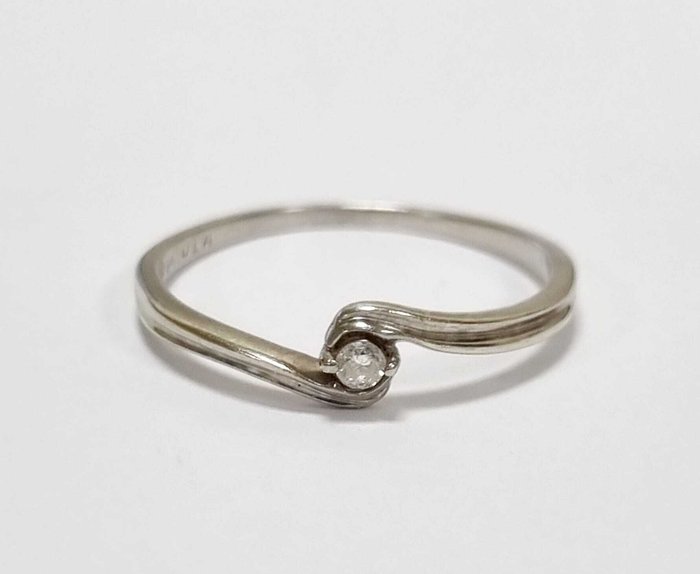 Ingen mindstepris - Ring - 9 kt. Hvidguld -  0.06ct. tw. Diamant (Naturfarvet)  - Crossover solitaire ring