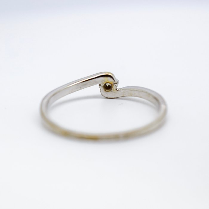 Ingen mindstepris - Ring - 9 kt. Hvidguld -  0.06ct. tw. Diamant (Naturfarvet)  - Crossover solitaire ring