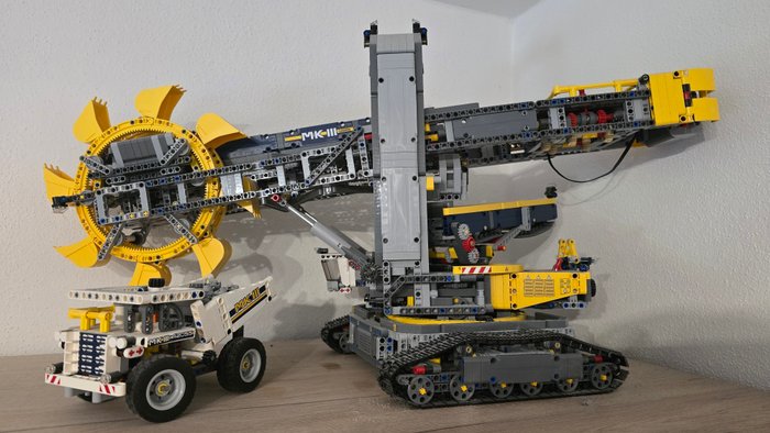 Lego - Technic - Wheel Excavator