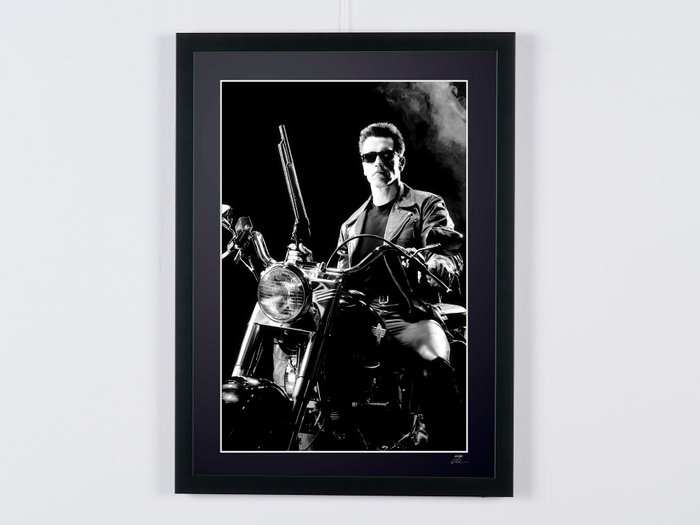 Terminator 2 Judgment Day - Arnold Schwarzenegger as "The Terminator" - Fine Art Photography - Luxury Wooden Framed 70X50 cm - Limited Edition Nr 06 of 50 - Serial ID 17138 - Original Certificate (COA), Hologram Logo Editor and QR Code - 100% New items.