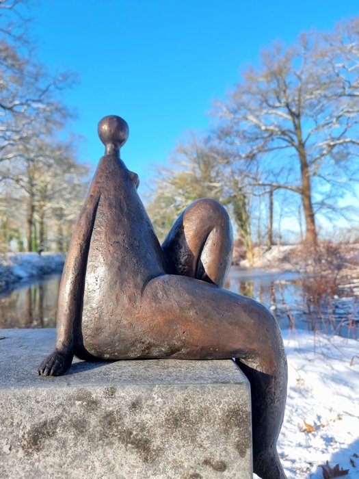 Skulptur, Contemporary seated woman - 45 cm - Bronze