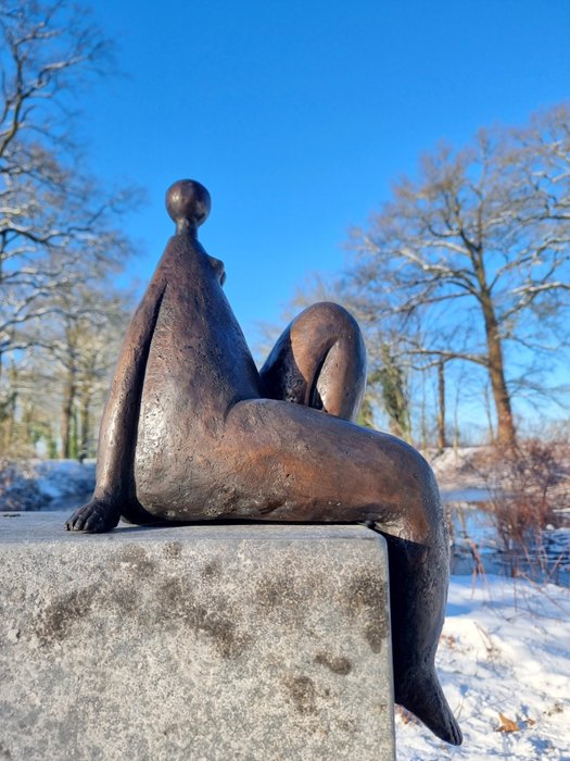 Skulptur, Contemporary seated woman - 45 cm - Bronze