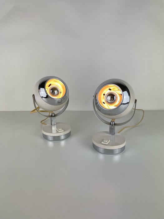 Bordlampe -  - Et par Eyeball Space Age lamper i panne hvidlakeret metal og forkromet stål