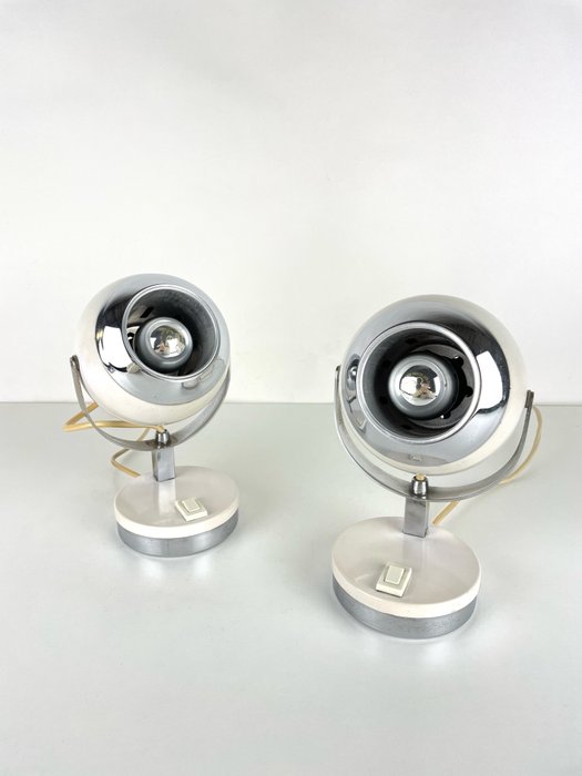 Bordlampe -  - Et par Eyeball Space Age lamper i panne hvidlakeret metal og forkromet stål