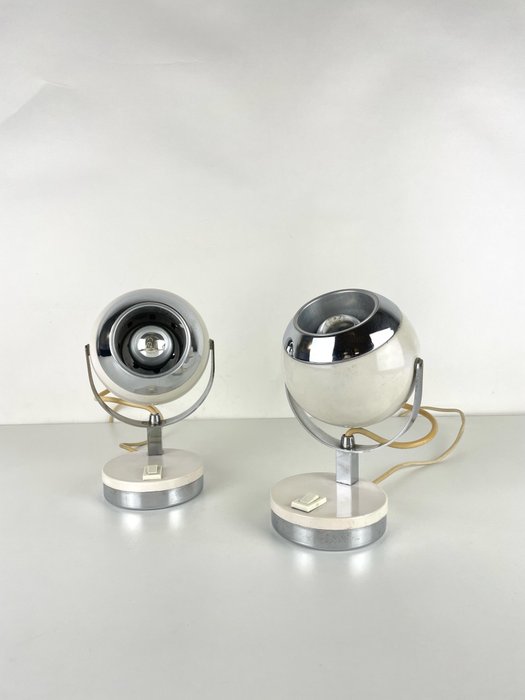 Bordlampe -  - Et par Eyeball Space Age lamper i panne hvidlakeret metal og forkromet stål