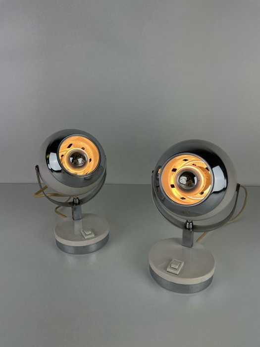 Bordlampe -  - Et par Eyeball Space Age lamper i panne hvidlakeret metal og forkromet stål