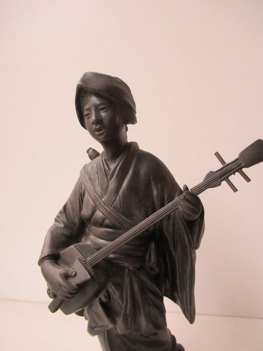 Bronze - Signed 'Seiya saku' 誠谷作 - Okimono geisha med shamisen - Meiji-perioden (1868-1912)