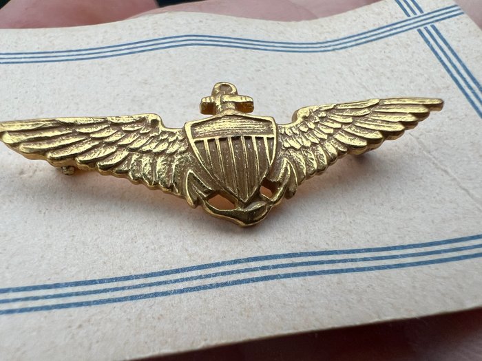 Amerikas Forenede Stater - Badge - WW2 1 inch Naval Aviator Wing - pin-back - with original cardboard - sweetheart / cap