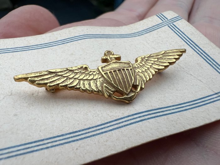 Amerikas Forenede Stater - Badge - WW2 1 inch Naval Aviator Wing - pin-back - with original cardboard - sweetheart / cap