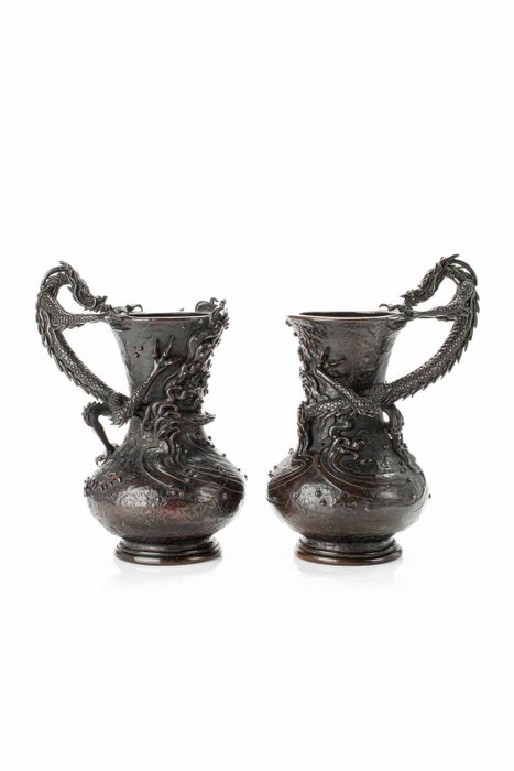 Vase - Bronze, Et par karakteristiske mørkpatinerede bronzevaser med Ryu-drage, der dukker op fra bølgerne - Signed 'Tōun chū' 渡雲鋳 (Kimura Toun 木村渡雲 1781-1830) - Japan - Edo-periode (begyndelsen af det 19. århundrede) - Indskåret, aflastningsproces