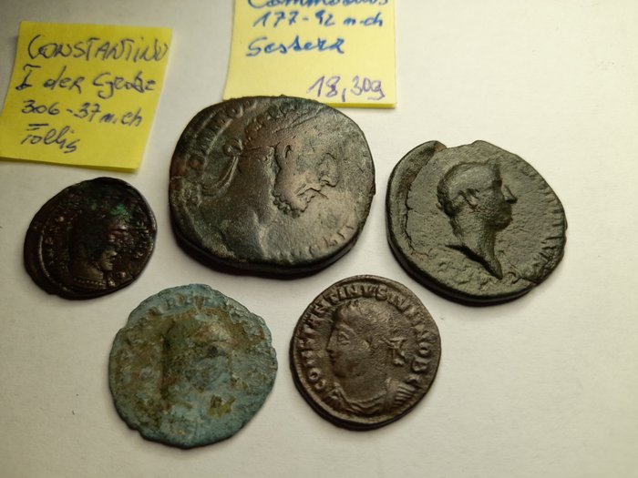 Romarriket. Lot of 5 Æ coins 2nd - 4th century. Incl.: Sestertius of Commodus  (Ingen mindstepris)