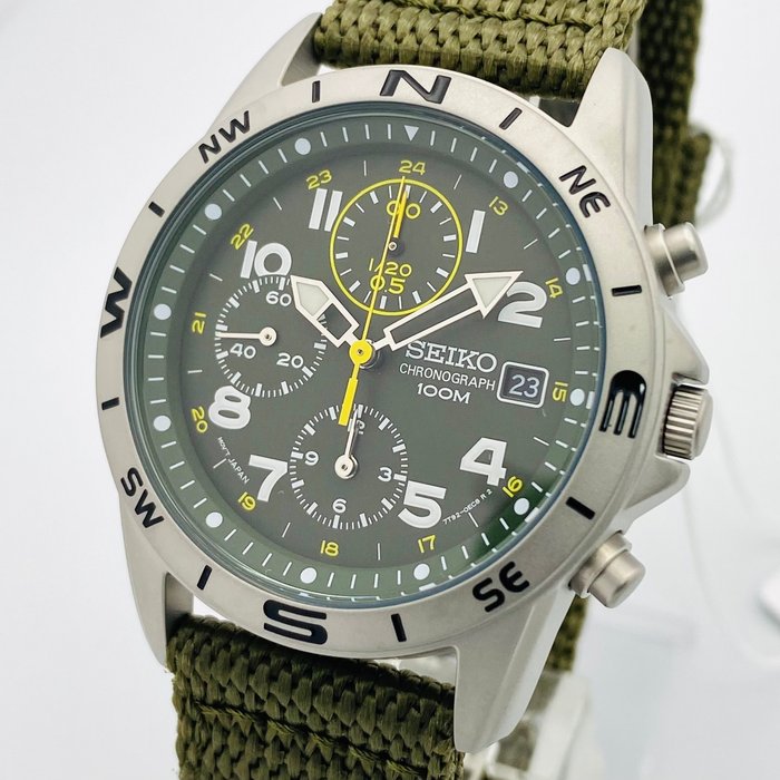 Seiko - Chronograph Military Dark Green and Yellow and White Indexes 100m. Date - Ingen mindstepris - Mænd - 2011-nu