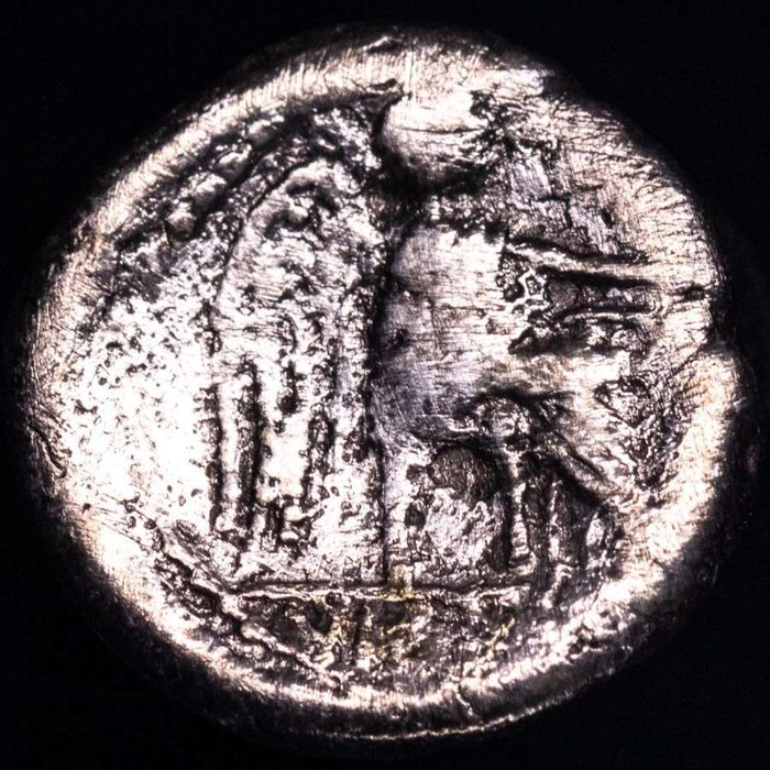 Romerska republiken. M. Porcius Cato, 89 f.Kr.. Quinarius Victory seated right holding patera and palm branch; in exergue VICTRIX.  (Ingen mindstepris)