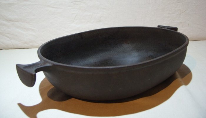 Een originele Le Creuset ovenschaal n° 25 - Enzo Mari - Ovnfad - Støbejern, emaljeret - model La Mama