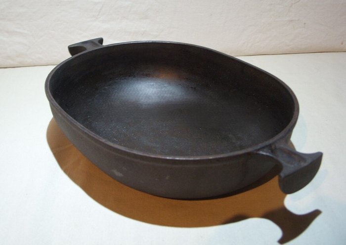 Een originele Le Creuset ovenschaal n° 25 - Enzo Mari - Ovnfad - Støbejern, emaljeret - model La Mama