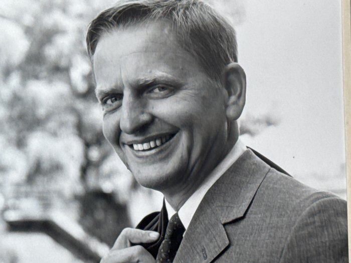 Sven Olof Joachim Palme (1927–1986)  Swedish politician and statesman, Prime Minister of Sweden - Portrait photo with autograph signature on passpartout - 1970