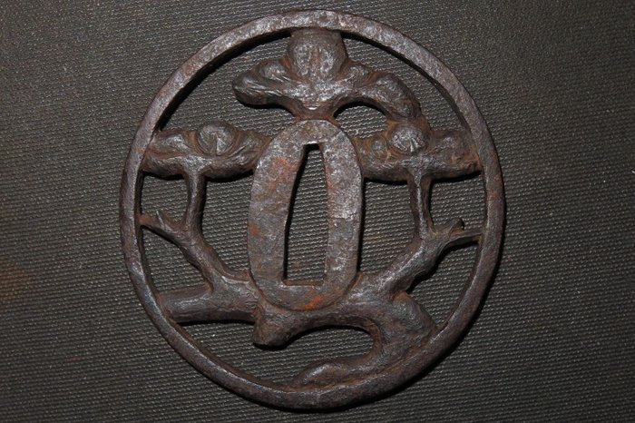 Katana - Smedet jern - Daito Pine Tree Sukashi Tsuba : C4-462 - Japan - Edo-perioden (1600-1868)