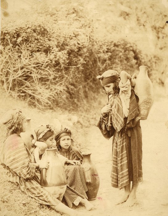 Jouve et Cavilla (XIX) - 2 photographies, "Porteur d'eau" et "Jeunes filles dans une oasis"