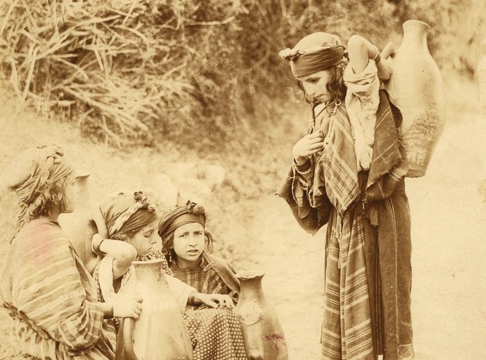 Jouve et Cavilla (XIX) - 2 photographies, "Porteur d'eau" et "Jeunes filles dans une oasis"