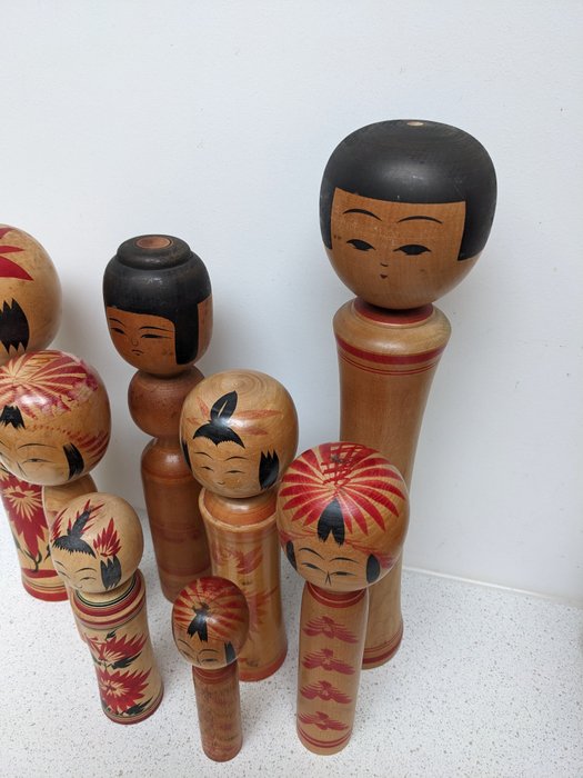 Et fantastisk sæt med 8 forskellige stil vintage kokeshi dukker. - Mizuki (kornel) - multiple artists - Japan - Shōwa-periode (1926-1989)