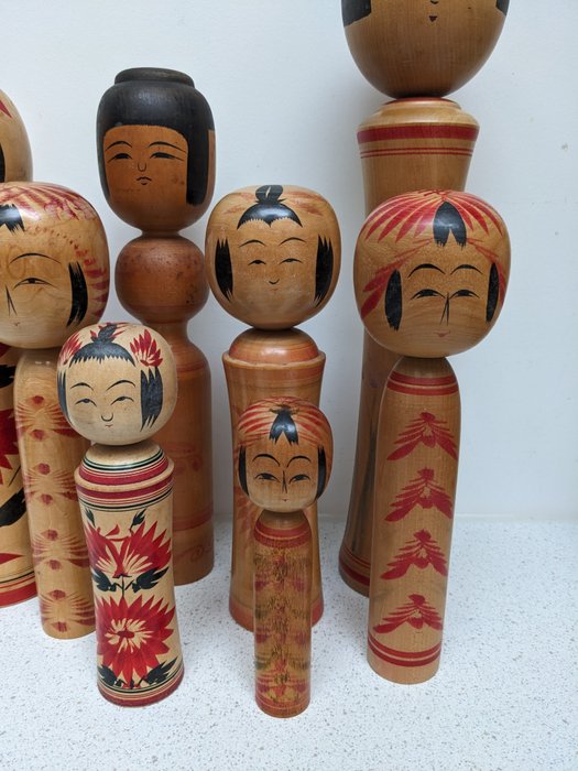 Et fantastisk sæt med 8 forskellige stil vintage kokeshi dukker. - Mizuki (kornel) - multiple artists - Japan - Shōwa-periode (1926-1989)