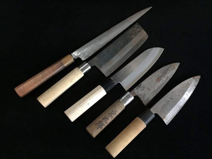 Set of 5 / Japanese Vintage Kitchen Knife / 出刃 DEBA 菜切 NAKIRI 三得 SANTOKU 柳刃 YANAGIBA - Bordkniv (5) - Stål Træ