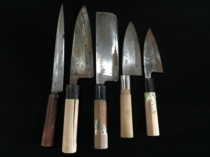 Set of 5 / Japanese Vintage Kitchen Knife / 柳刃 YANAGIBA 菜切 NAKIRI 出刃 DEBA - Bordkniv (5) - Stål Træ