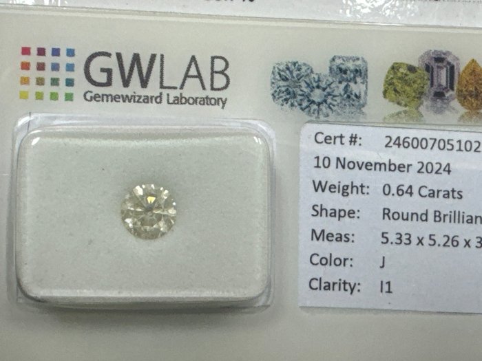 Ingen mindstepris - 1 pcs Diamant  (Natur)  - 0.64 ct - Rund - J - I1 - Gemewizard Gemological Laboratory (GWLab)