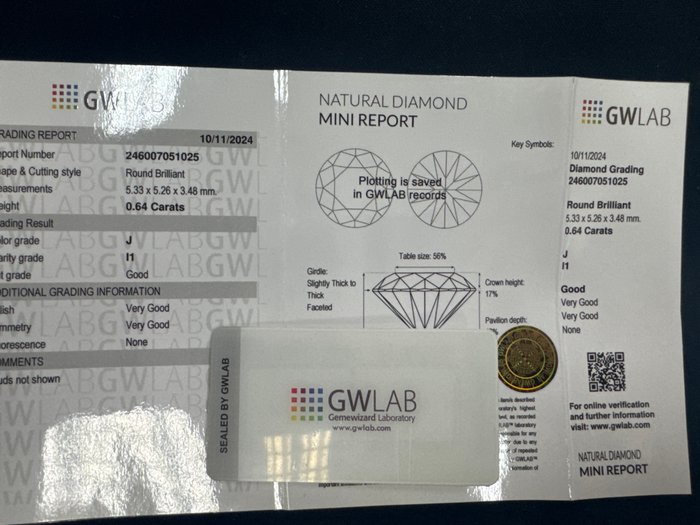 Ingen mindstepris - 1 pcs Diamant  (Natur)  - 0.64 ct - Rund - J - I1 - Gemewizard Gemological Laboratory (GWLab)