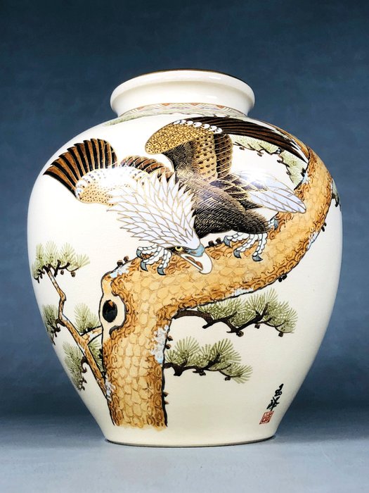 Vase - Porcelæn, En Satsuma ware vase forestillende en stor ørn - Japan  (Ingen mindstepris)