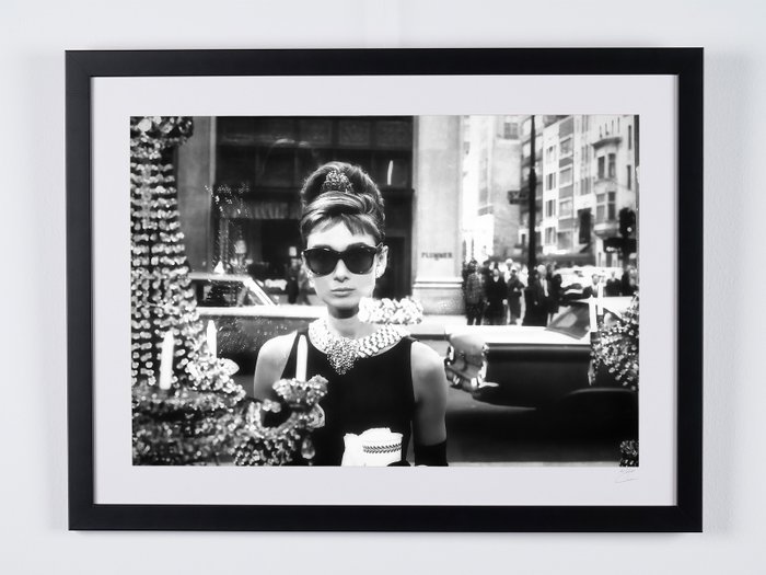 Audrey Hepburn - Breakfast at Tiffany's (1961) - Fine Art Photography - Luxury Wooden Framed 70X50 cm - Limited Edition Nr 11 of 50 - Serial ID 15499 - Original Certificate (COA) Hologram Logo Editor and QR Code - 100% New items