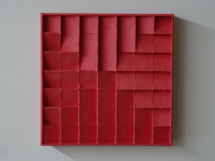 Hans Meeuwsen - 2024 - 111   rood minimalistisch wandrelief