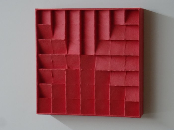 Hans Meeuwsen - 2024 - 111   rood minimalistisch wandrelief