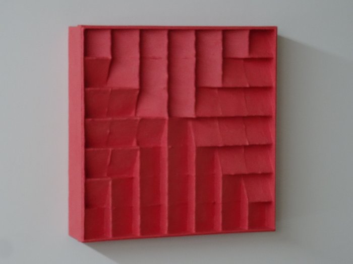 Hans Meeuwsen - 2024 - 111   rood minimalistisch wandrelief