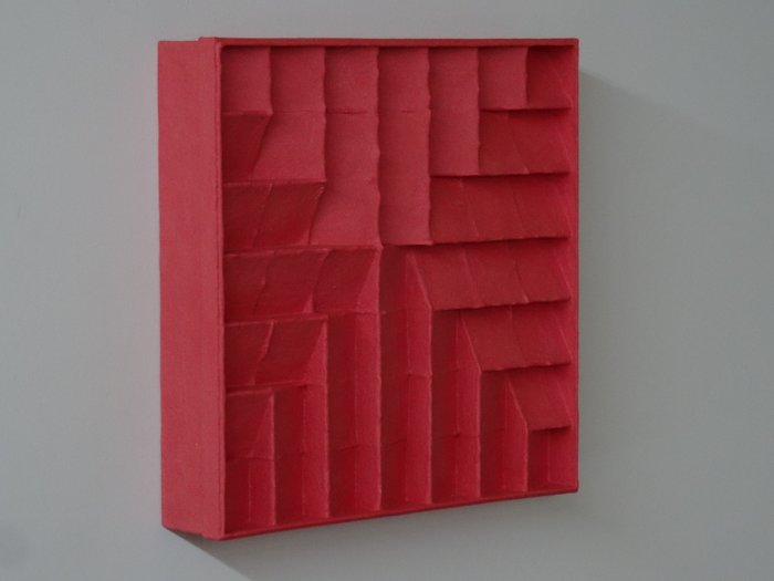 Hans Meeuwsen - 2024 - 111   rood minimalistisch wandrelief