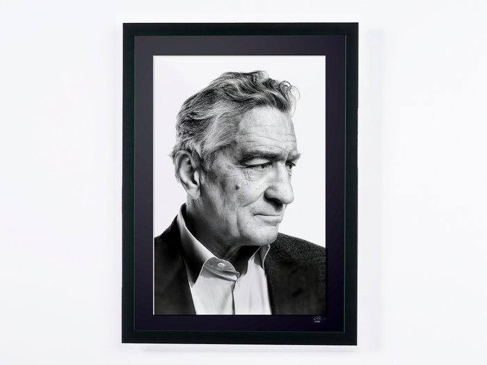 Robert De Niro - Portrait - Fine Art Photography - Luxury Wooden Framed 70X50 cm - Limited Edition Nr 01 of 30 - Serial ID 16974 - Original Certificate (COA), Hologram Logo Editor and QR Code - 100% New items.