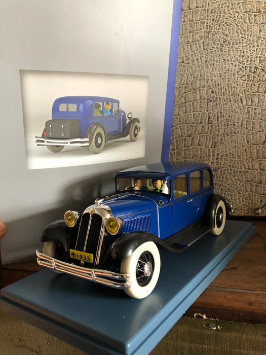 1:24 - Modelbil - Hergé - Moulinstart  - Le voitures de Tintin Ref.29815 - Le Lotus Bleu - La voiture pour nanking