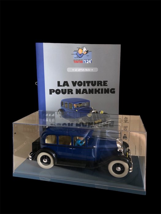 1:24 - Modelbil - Hergé - Moulinstart  - Le voitures de Tintin Ref.29815 - Le Lotus Bleu - La voiture pour nanking