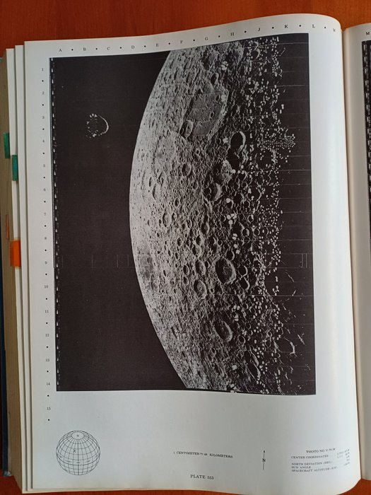 David E. Bowker / J. Kenrick Huges - Lunar Orbiter photographic atlas of the moon - 1971-1971