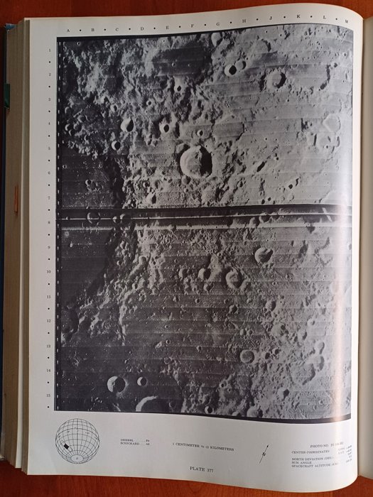 David E. Bowker / J. Kenrick Huges - Lunar Orbiter photographic atlas of the moon - 1971-1971