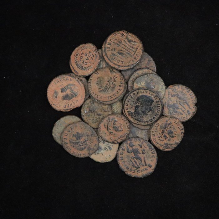 Antikken. Collection of 24 Roman Follis Coins Crika 2nd -4th Century AD  (Ingen mindstepris)