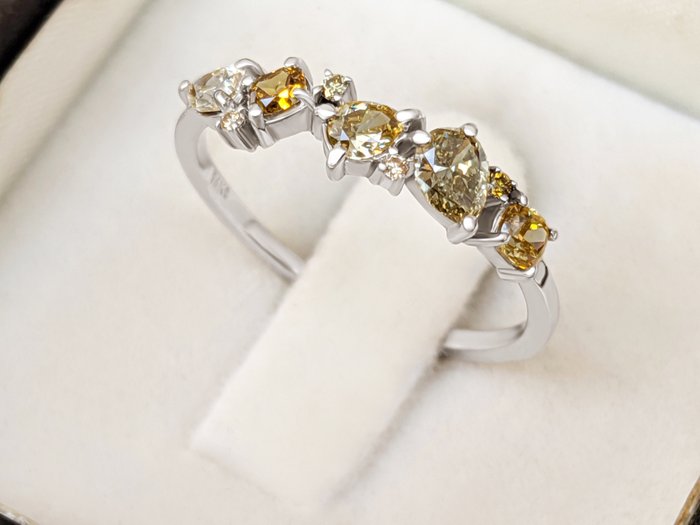 Ingen mindstepris - Ring - 14 karat Hvidguld -  0.73ct. tw. Blandede farver Diamant (Naturfarvet) - IGI