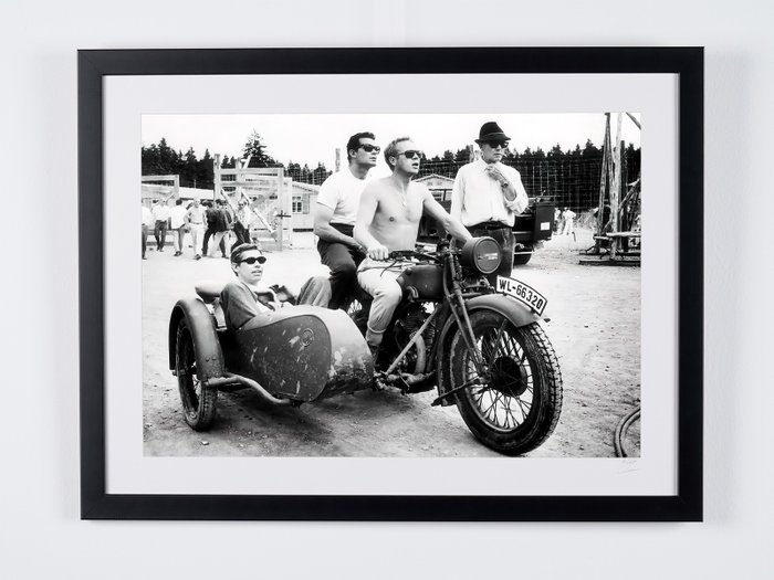 The Great Escape (1963) - Steve McQueen, James Colburn, James Garner On Set - Fine Art Photography - Luxury Wooden Framed 70X50 cm - Limited Edition Nr 06 of 50 - Serial ID 16850 - Original Certificate (COA), Hologram Logo Editor and QR Code - 100% New items.