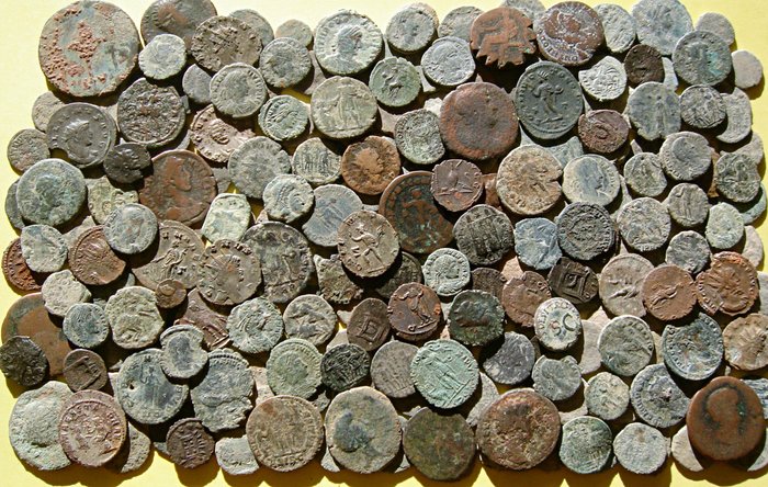 Romarriket. Lot of 150 Roman Imperial bronze coins. The lot includes some ases and quadrans from I-II centuries A.D.  (Ingen mindstepris)