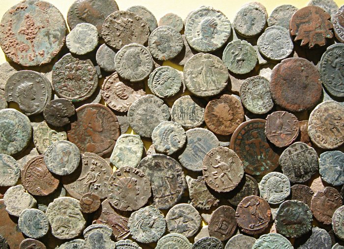 Romarriket. Lot of 150 Roman Imperial bronze coins. The lot includes some ases and quadrans from I-II centuries A.D.  (Ingen mindstepris)