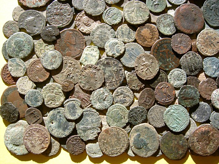 Romarriket. Lot of 150 Roman Imperial bronze coins. The lot includes some ases and quadrans from I-II centuries A.D.  (Ingen mindstepris)