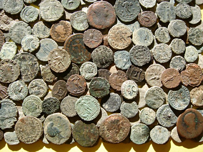 Romarriket. Lot of 150 Roman Imperial bronze coins. The lot includes some ases and quadrans from I-II centuries A.D.  (Ingen mindstepris)