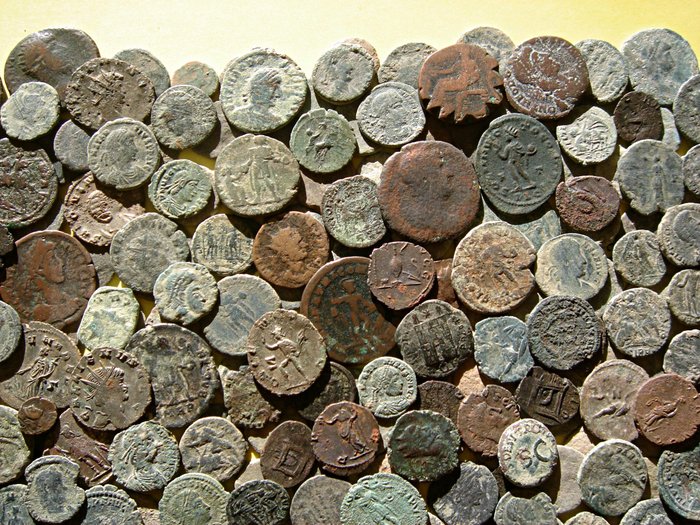 Romarriket. Lot of 150 Roman Imperial bronze coins. The lot includes some ases and quadrans from I-II centuries A.D.  (Ingen mindstepris)