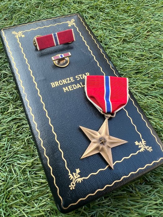 Förenta staterna - Medalje - US WW2 Bronze Star in orig box + ribbon bar + pin - with initials engraved / named